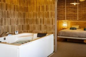 Appartements Love Room Suite Bali - Auray en Bretagne : photos des chambres