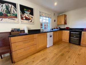 Private detached cottage sleeps 4