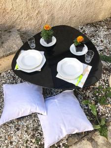 Proche plages Juan les pins petit studio dans villa