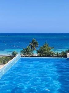 Modern 1 bedroom suite by beach Great location!