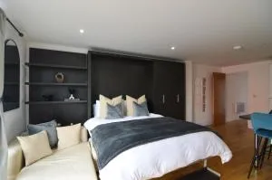 Cosy, Centrally Located Studio With Gated Parking! - Stanford-upon-Soar