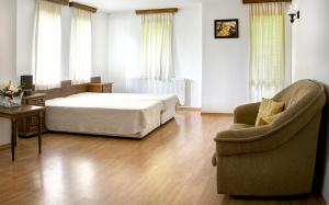 Junior Suite (2 Adults + 1 Child) room in Strannopriemnitsa Guest House