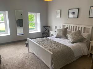 Apartment at Bowes Cafe