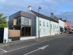 Apartment at Bowes Cafe