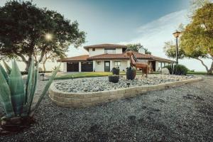 Vista El Pomar-Luxe Hill Top Home