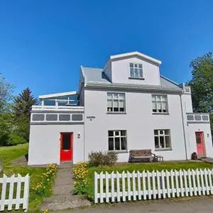 Spacious Apartment -Top Location - Svalbarð