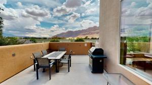 Three-Bedroom Apartment room in Base Camp ~ K2