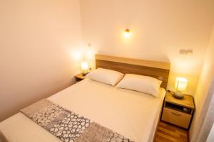 Apartments with parking spaces Baska, Krk - 19512