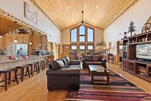 Hint of Heaven by KABINO HotTub Air Hockey Firepit Fishing Trails Yellowstone Free WiFi - 阿什顿