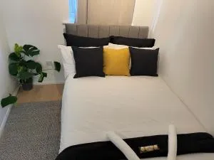 Cosy Flat behind a CreekBeach in Grays - Stifford