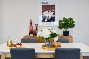 2 Bdrm 2 Bthrm Apt With Parking in Central CBD