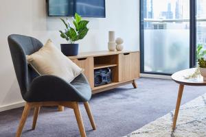 2 Bdrm 2 Bthrm Apt With Parking in Central CBD