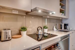 MMG Suites on Peter St - City View