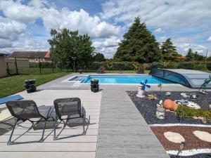 Titre proposé : Gîte familial avec piscine chauffée, jardin et jeux pour enfants à lorée de la forêt dOrléans - FR-1-590-432