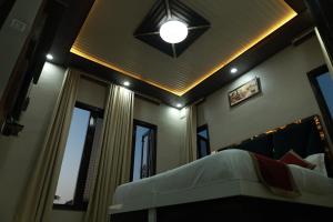 Hotel Full Moon Night