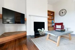 Timeless Elegance with City Views Wi-Fi & Parking - Launceston