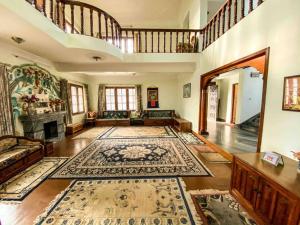 Cheerful 5-bedroom villa with garden and views