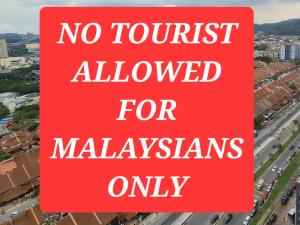 NO TOURIST 4th floor NO LIFT Comfortable 3 Room 6pax Bkt Jalil 1 free parking