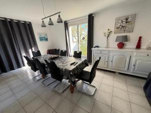 Villas Villa charmante a Saint-Georges-de-Didonne avec piscine privee. : photos des chambres