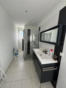 Villas Villa charmante a Saint-Georges-de-Didonne avec piscine privee. : photos des chambres