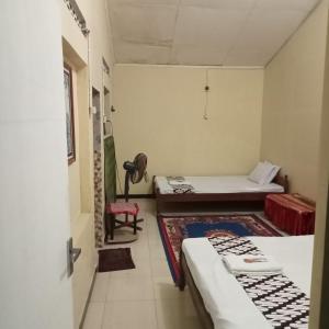 Homestay Bu Enik Borobudur by BToC - Ubytování bez kategorie ve městě Borobudur