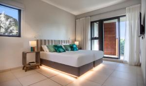 Beachfront Luxury Villa & pool