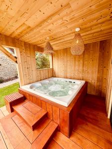Maisons de vacances Gite Le Chut - Piscine & Jacuzzi - 11 a 14 personnes : photos des chambres