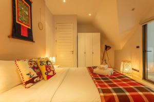 Brand new, designer furnishing, hot tub, gym, pool V98