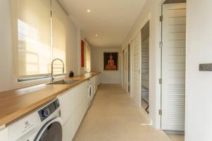 Brand new, designer furnishing, hot tub, gym, pool V98