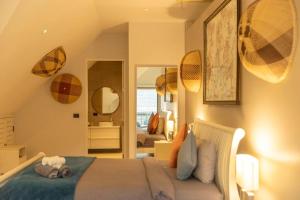 Brand new, designer furnishing, hot tub, gym, pool V98