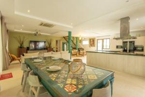 Brand new, designer furnishing, hot tub, gym, pool V98