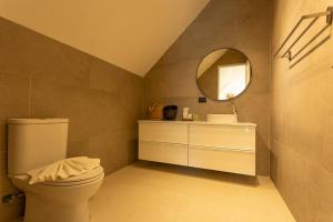 Brand new, designer furnishing, hot tub, gym, pool V98