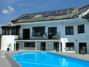 Pembrokeshire Near The Beach With A Heated Pool - Warren