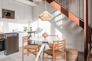 Valencia Apartments by Olala Homes
