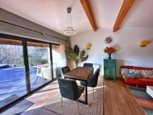 Chy Mena. South facing lodge with hot tub & views.