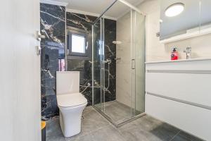 Semiramis Modern - Sleeps 8