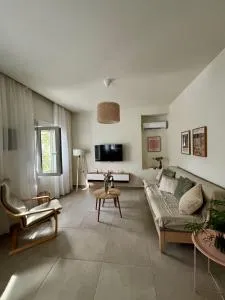 Relax under the mulberry tree - Pírgos