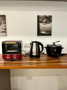 Modern 2BR in Central Makati! Netflix Wi-Fi Pool