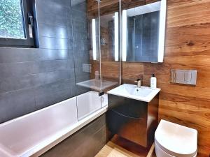 Chy Mena. South facing lodge with hot tub & views.