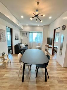 Modern 2BR in Central Makati! Netflix Wi-Fi Pool