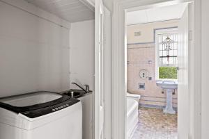 Lovely Double Room - Nearby Transport & Shops - Shared Bathroom