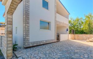 Beautiful Apartment In Nin With Kitchen