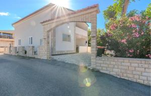 Beautiful Apartment In Nin With Kitchen