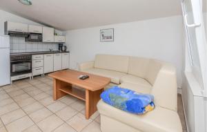 Beautiful Apartment In Nin With Kitchen