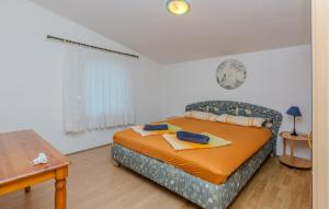 Beautiful Apartment In Nin With Kitchen