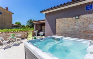 Stunning Home In Hrboki With Wifi