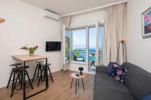 Caleta Seaview Suites II - Pool & Jacuzzi