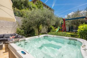 Caleta Seaview Suites II - Pool & Jacuzzi