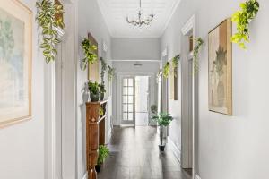 Spacious King Room - Nearby Stations & Stores - Shared Bathroom