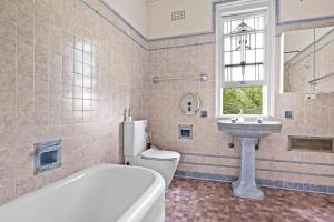 Spacious King Room - Nearby Stations & Stores - Shared Bathroom